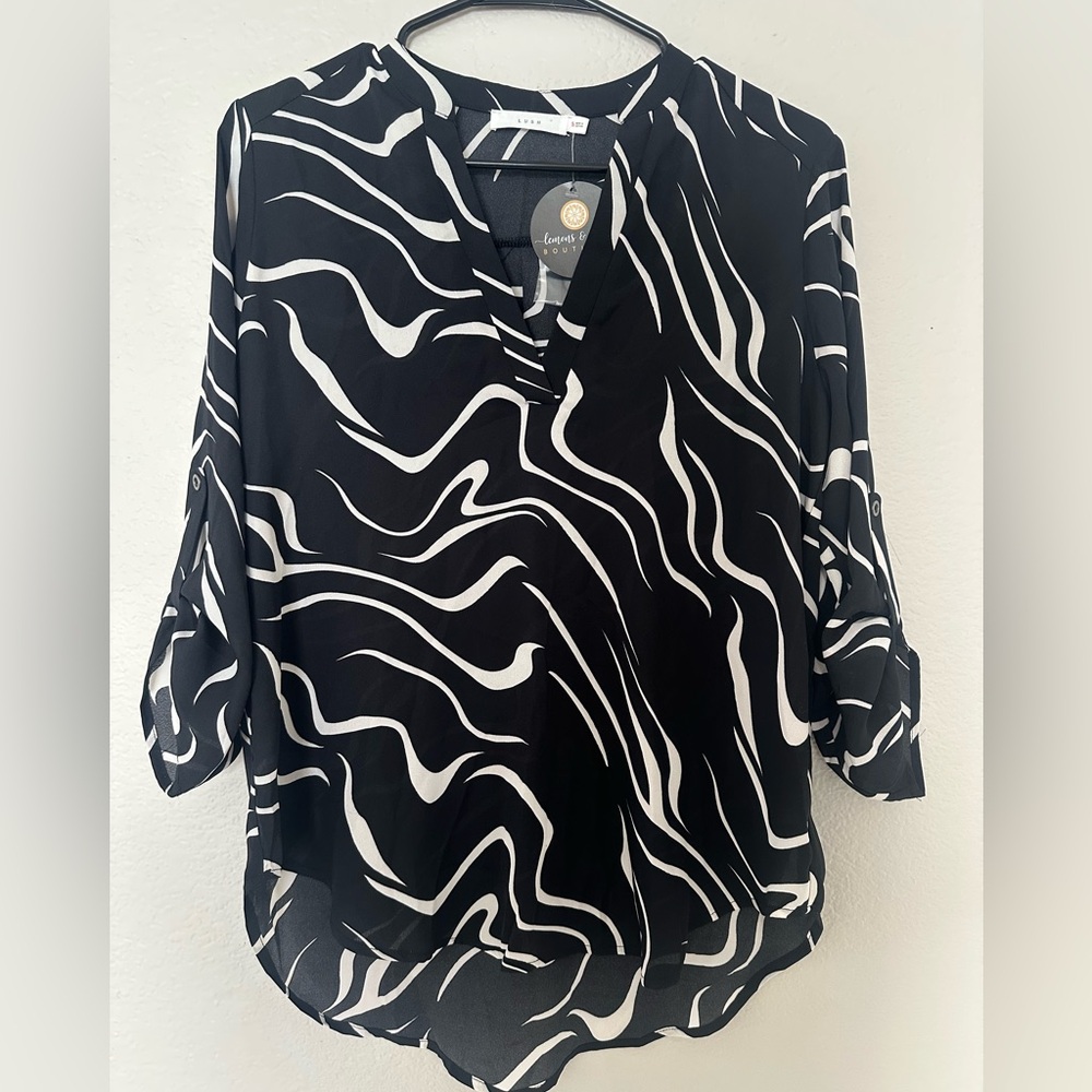 WOMENS LUSH SIZE SMALL BLACK & WHITE BLOUSE 3/4 ROLL TAB SLEEVES